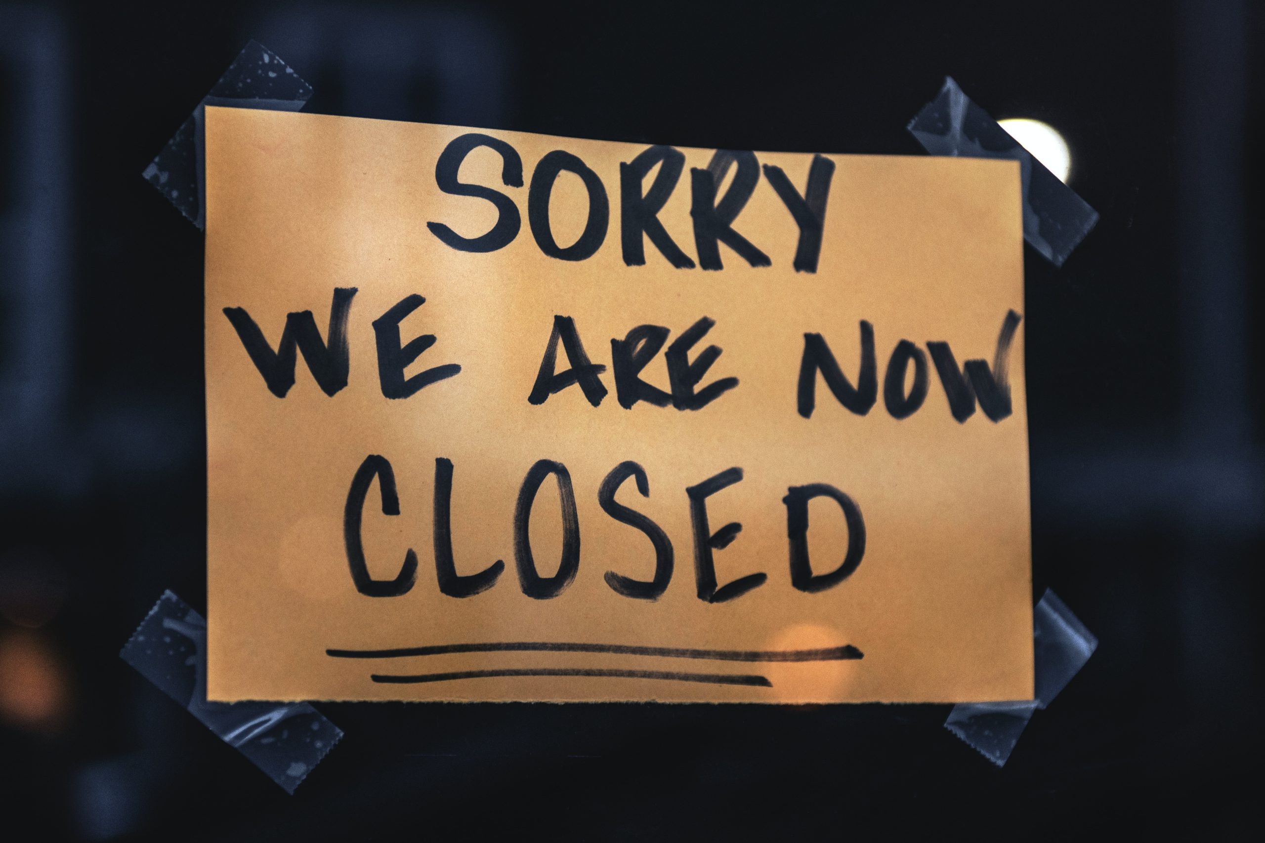Pancarte "Nous sommes fermés" en Anglais ("Sorry We Are Now Closed")